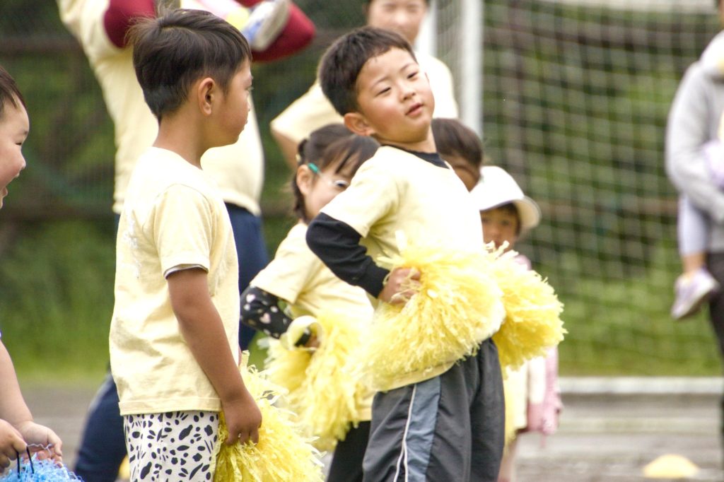 Sports Festival 2026で、黄色い衣装とポンポンを持って元気にチアリーディングをする男の子たち