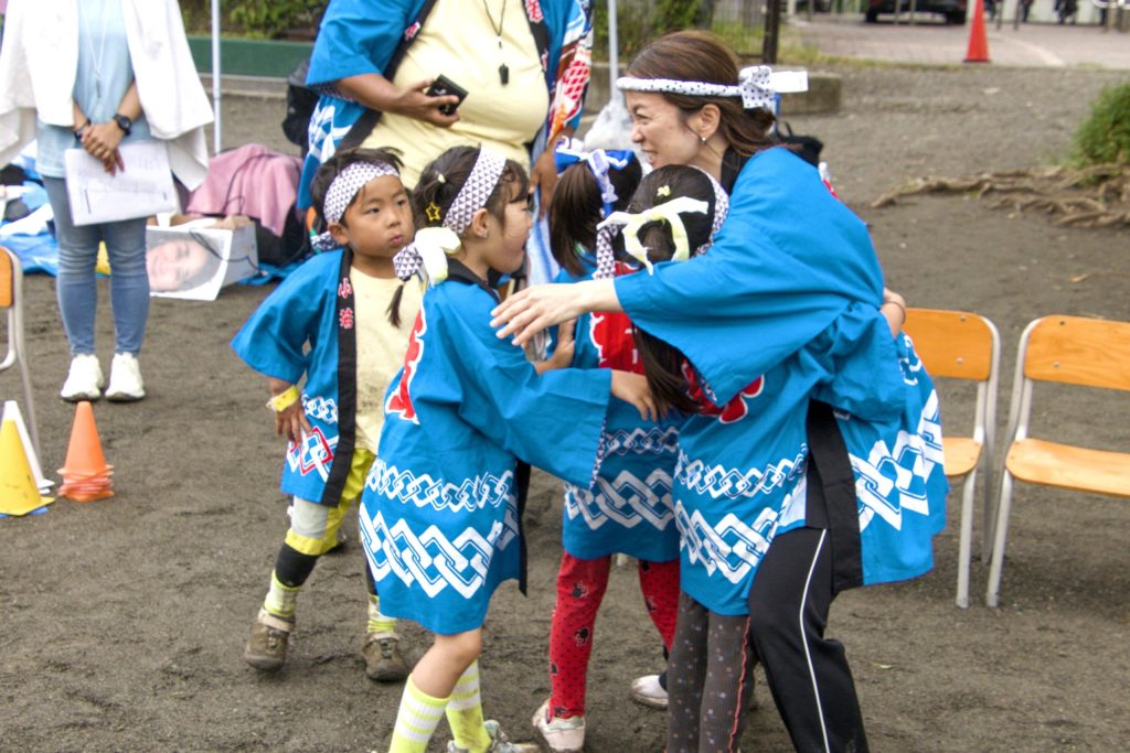 インターナショナルスクールの運動会。ソーラン節のクライマックスで、先生と一緒に元気よくジャンプする子どもたち