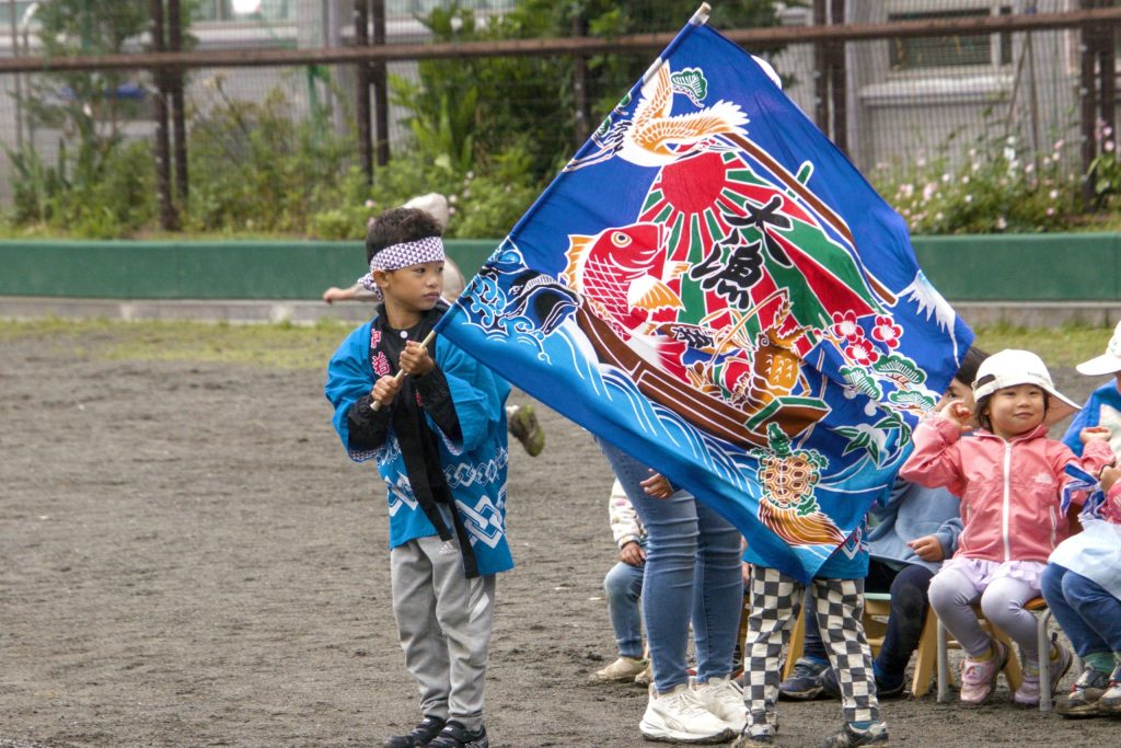 インターナショナルスクールの運動会で、元気よく笑顔でソーラン節を踊る男の子