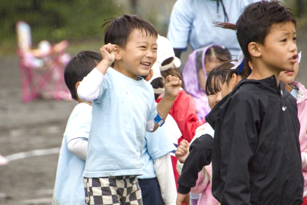 Sports Festival 2026で勝利に喜ぶ子供たち