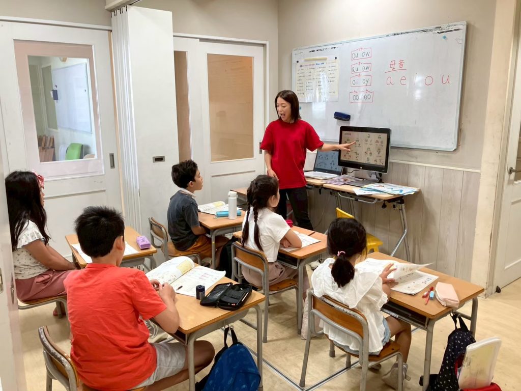 先生が生徒へ発音を教えている様子