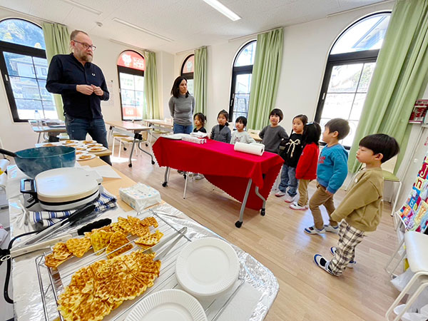 焼き立ての美味しいワッフルをいただく子供たち