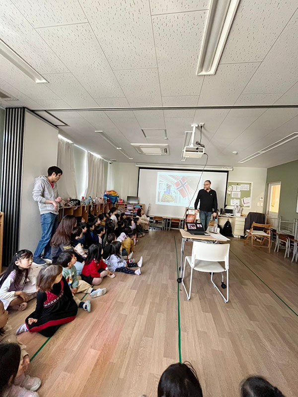 ノルウェーの文化を学んぶ子供たち