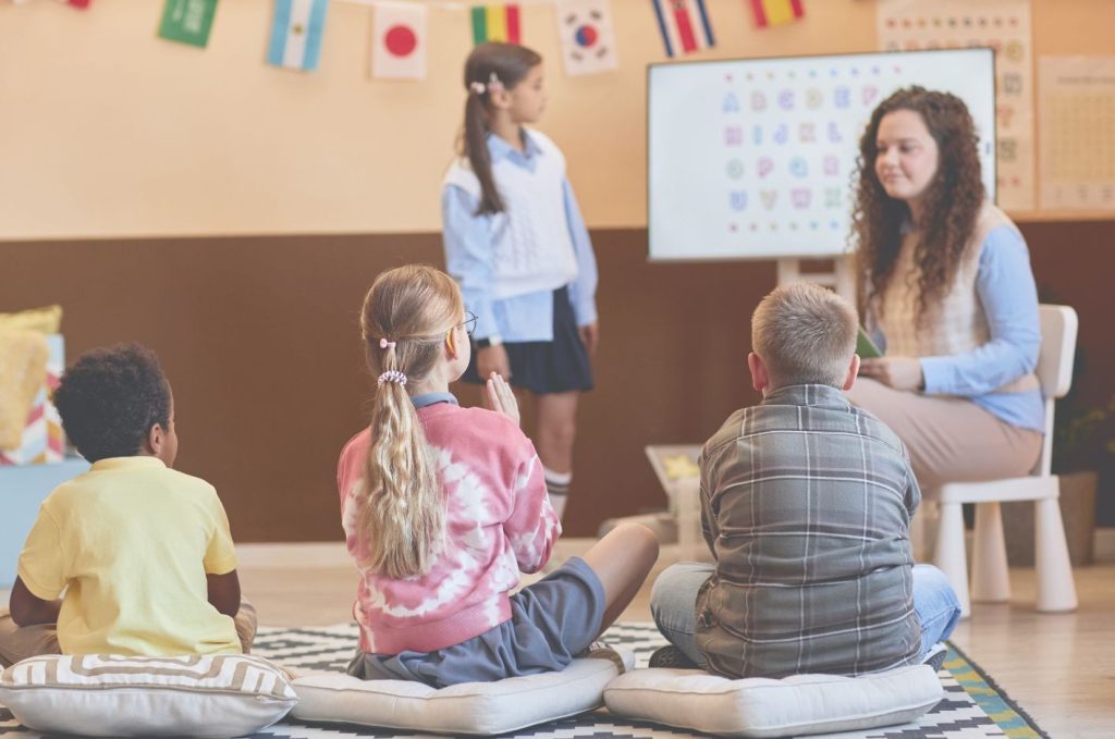 外国人講師のもと興味津々でレッスンを受ける子供たち。初めての英語でも安心
