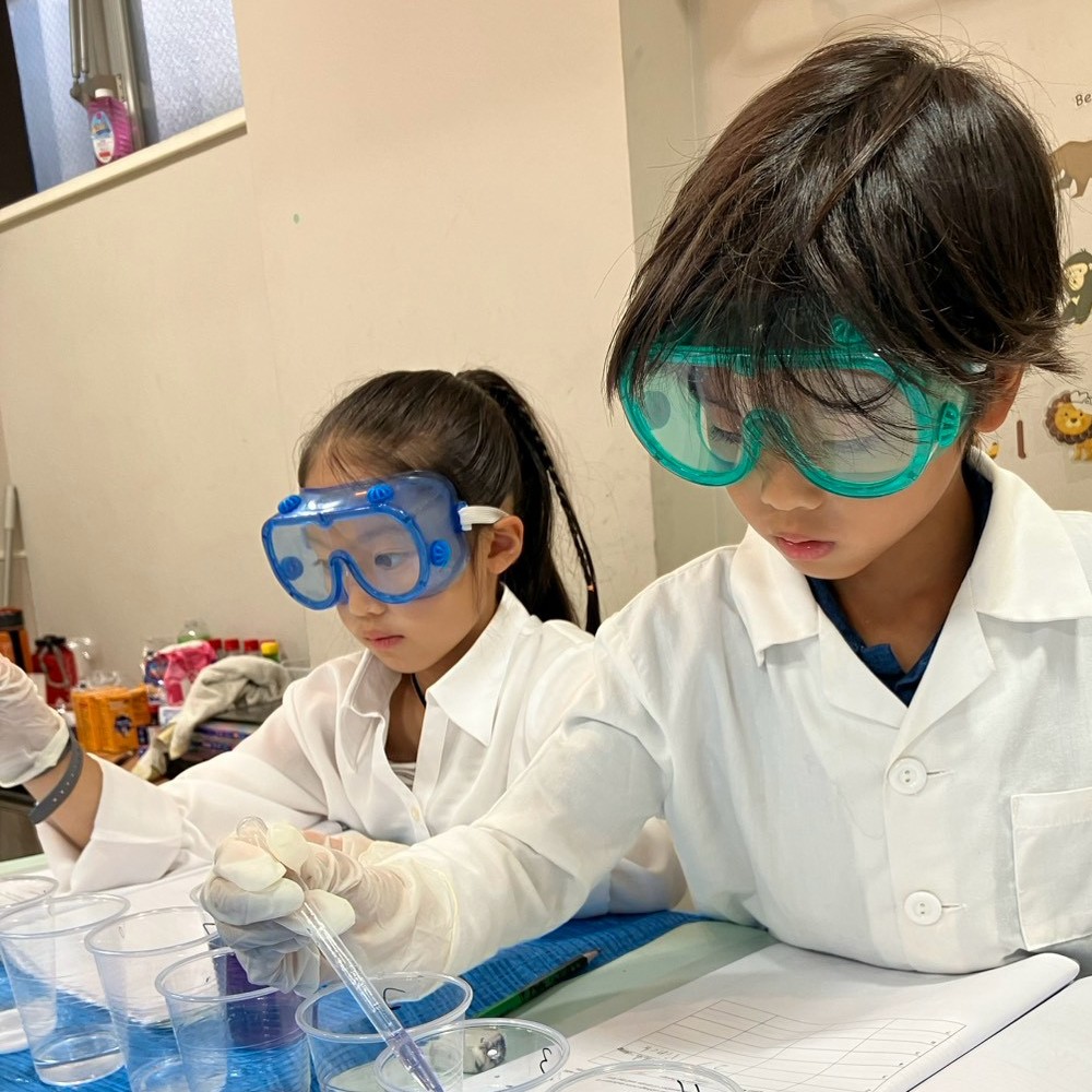 サマースクールで小学生がアイスクリーム作りの実験へ取り組む様子