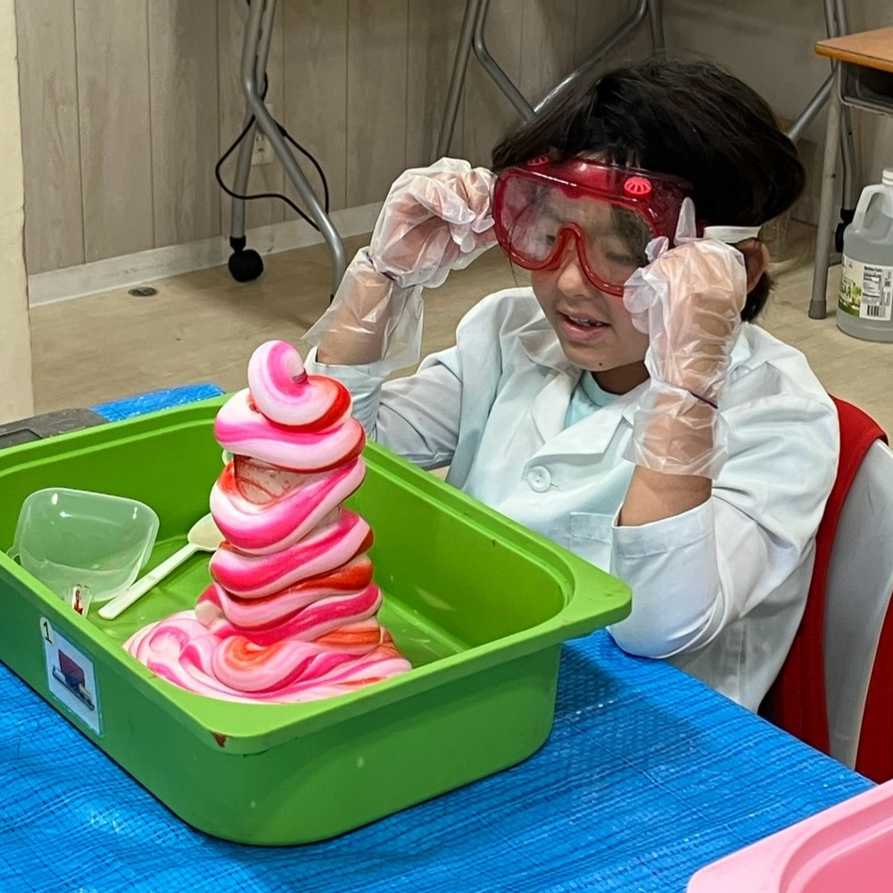 サマースクールで小学生が実験をする様子
