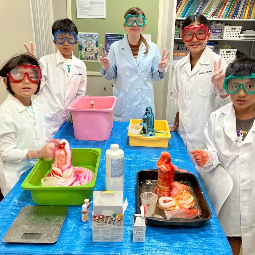 サマースクールで小学生が実験をする様子