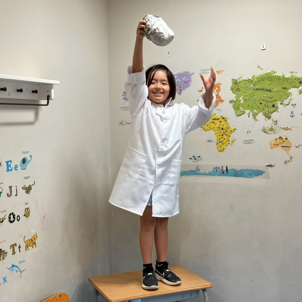 サマースクールで小学生が実験をする様子