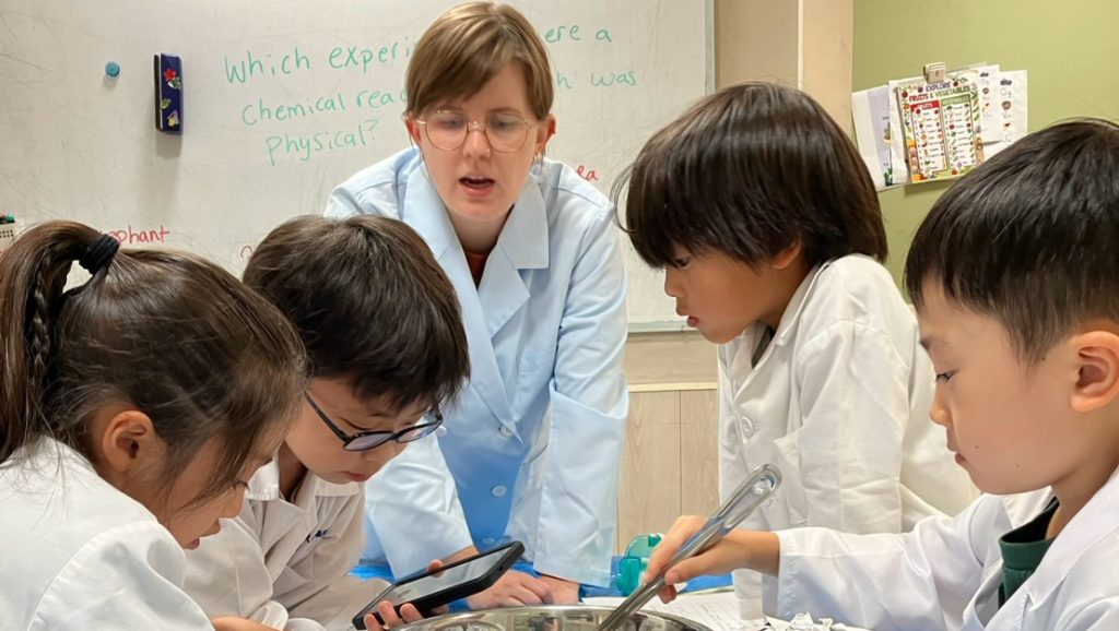 サマースクールで小学生が実験の説明を聞く様子