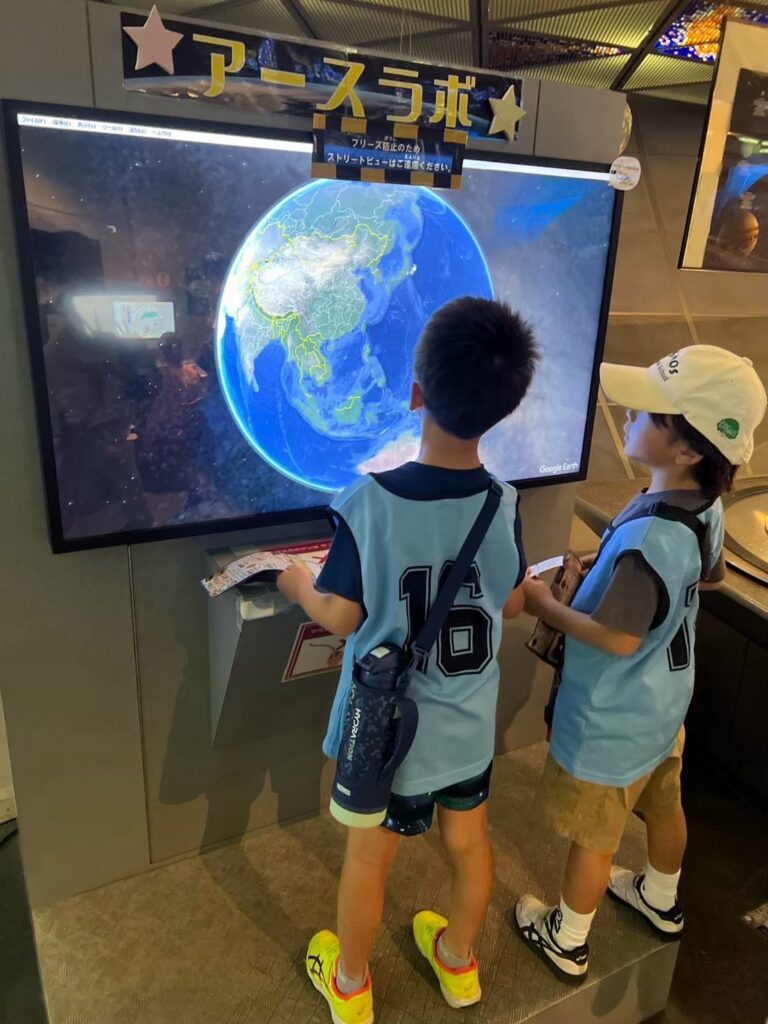 湘南台文化センターこども館で世界の民族衣装を体験する園児たち