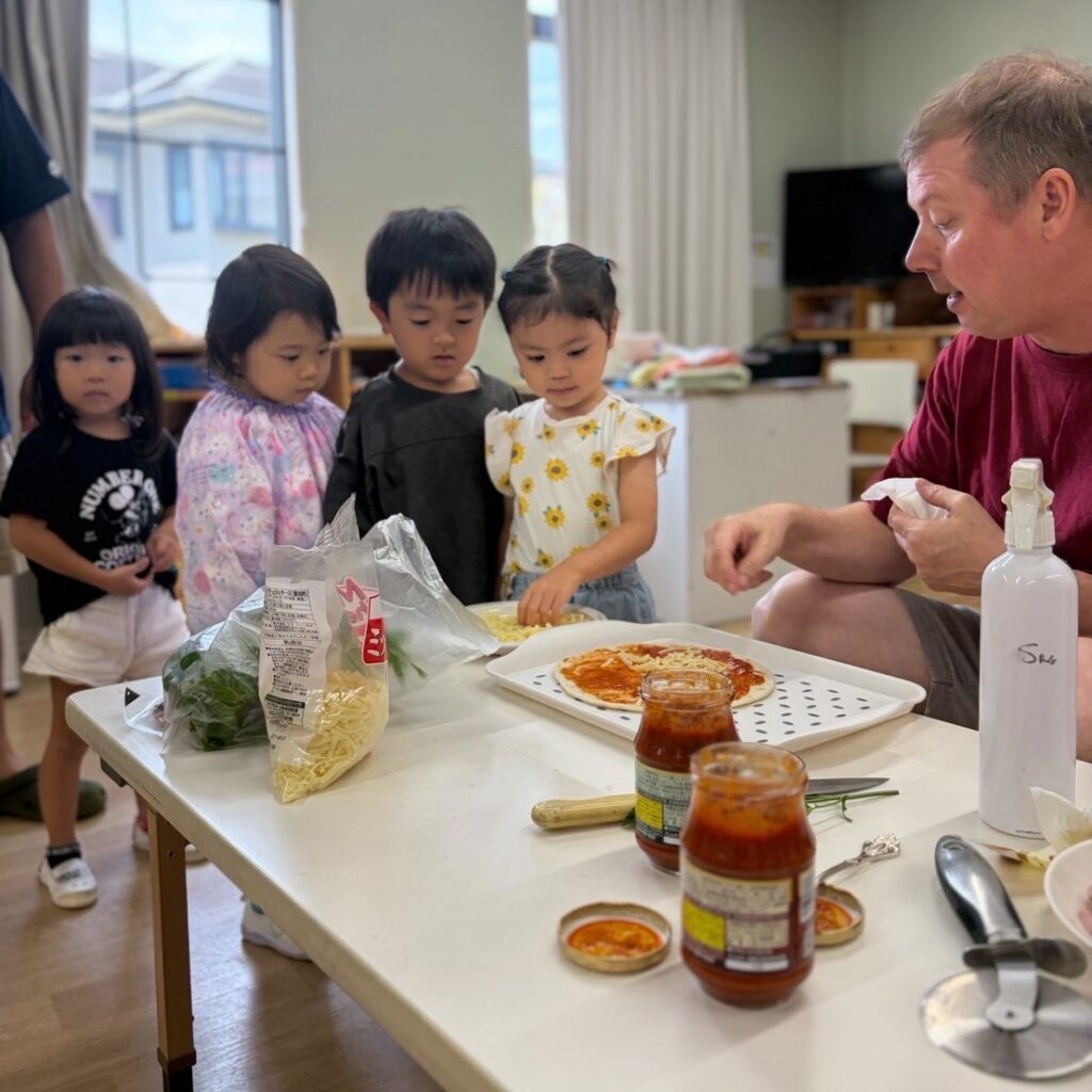 英語でピザ作りに挑戦!具材を自由にトッピングする子どもたち