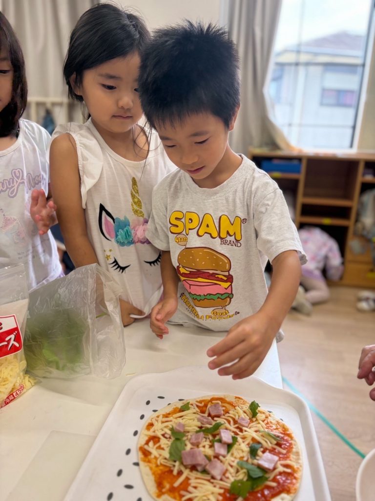 英語でピザ作りに挑戦!具材を自由にトッピングする子どもたち