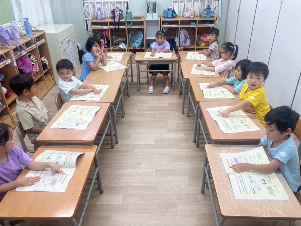 ヨーロッパ各国の文化・国旗を学び学習パスポートにスタンプを押す様子